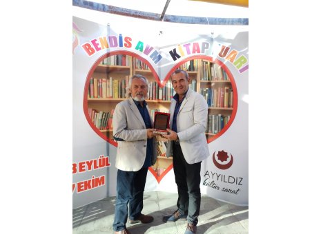 Bendis AVM Kitap Fuarı Plaket Takdimi